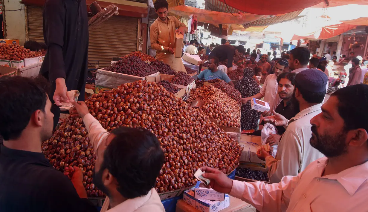 Aktivitas jual beli kurma sebagai persiapan untuk bulan suci Ramadan di sebuah pasar grosir di Karachi, Pakistan pada 5 Mei 2019.  Buah khas Timur Tengah, kurma, selama Bulan Ramadan ramai diburu untuk dihidangkan saat berbuka puasa. (AP Photo/Fareed Khan)