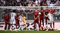 Vlahovic mencetak gol saat Juventus melawan Roma di Liga Italia 2022/2023 (AFP)