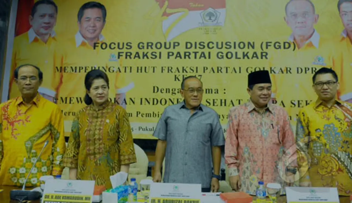 Ketum Partai Golkar Aburizal Bakrie (tengah) bersama Menteri Kesehatan Nila Moeloek (kedua kiri) mengikuti Forum Group Discusion (FGD) Partai Golkar,  Jakarta, Selasa (17/2). FGD tersebut bagian dari HUT Partai Golkar ke-47. (Liputan6.com/Andrian M Tunay)