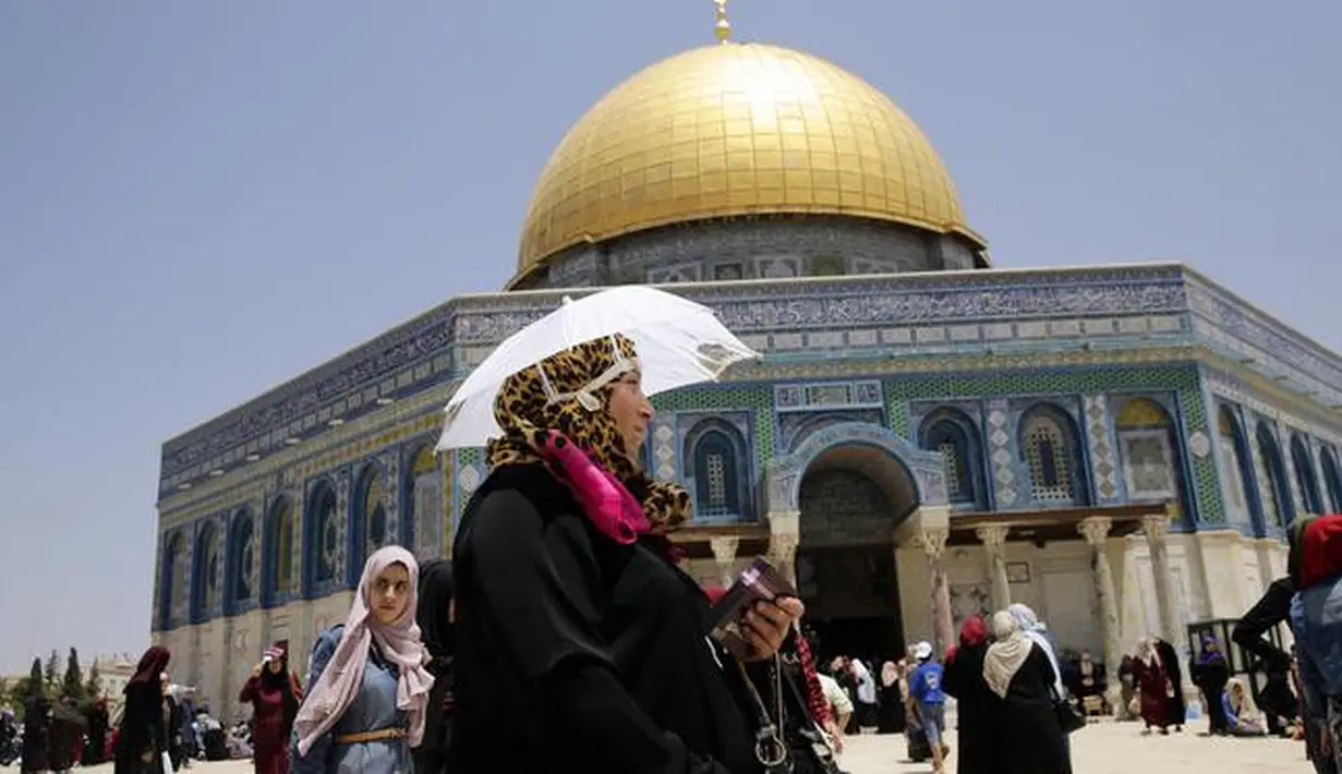 Jemaah muslim Palestina berkumpul untuk berdoa di kompleks Masjid Al Aqsa, Yerusalem (8/6). Masjid Al Aqsa ini merupakan salah satu tempat suci dan penting bagi umat muslim. (AP/Mahmoud Illean)