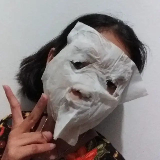 6 Potret Kesalahan Orang Pakai Sheet Mask Ini Kocak, Jadi Tidak Maksimal