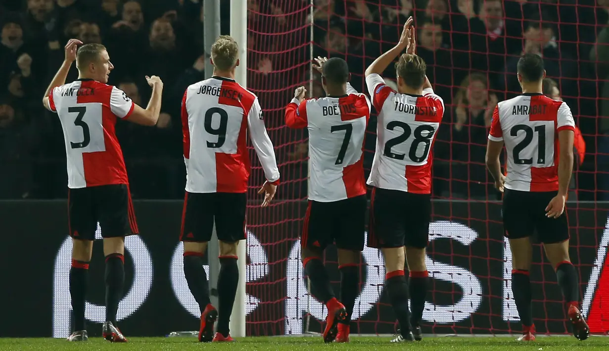Para pemain Feyenoord merayakan kemenangan atas Napoli pada laga Liga Champions di Stadion Kuip, Rotterdam, Rabu (6/12/2017). Feyenoord menang 2-1 atas Napoli. (AP/Peter Dejong)