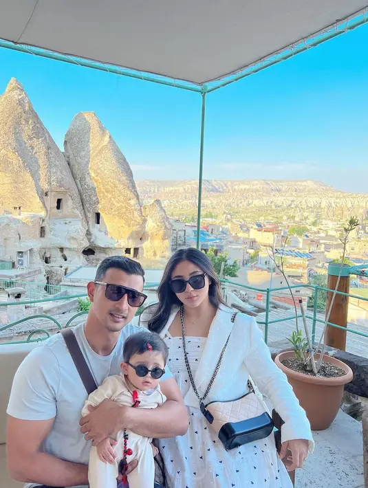 Selain itu juga membawa perlengkapan obat-obatan  untuk antisipasi selama di perjalanan. "Paling obat mag, obat pusing, mabuk perjalanan juga ya, mungkin udah tua juga gue, haha. Jadi kadang kalau daerahnya belok-belok 'aduh gue pusing, enggak kuat'," tambahnya. [Instagram/alisyakieb]