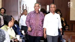 Dirut PT PLN Persero Sofyan Basir (tengah) bersiap menjadi saksi sidang dugaan suap pembangunan PLTU Riau-1 dengan terdakwa Idrus Marham di Pengadilan Tipikor, Jakarta, Selasa (12/2).(Liputan6.com/Helmi Fithriansyah)