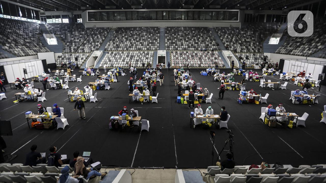 FOTO: Ribuan Tenaga Kesehatan Jalani Vaksinasi Dosis Pertama Secara Massal