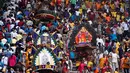 Ribuan umat Hindu berkerumun di Kuil Batu Caves selama Festival Thaipusam di Kuala Lumpur, Malaysia, Rabu (31/1). (AP Photo/Sadiq Asyraf)
