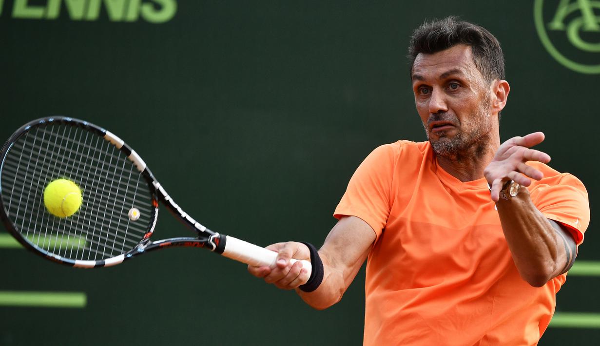 1. Paolo Maldini. Tak dipungkiri, merupakan bek terbaik AC Milan di generasinya. Pensiun di AC Milan pada 2009. Pada tahun 2017, bersama pasangan gandanya yang merangkap pelatih, Stefano Landonio berlaga dalam turnamen tenis ATP Challenger Tour di Aspria Tennis Club, Milan. (AFP/Marco Bertorello)