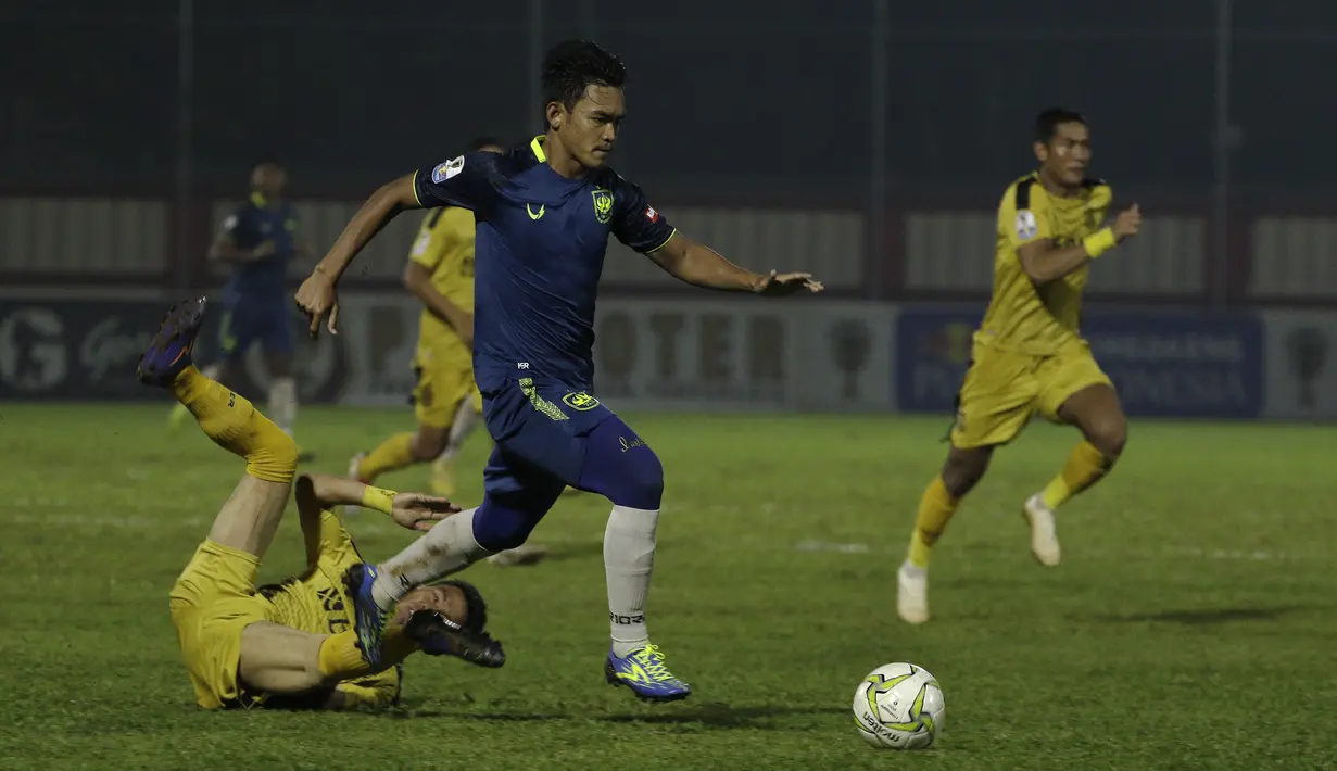 Gelandang PSIS Semarang, Bayu Nugroho, melewati gelandang Bhayangkara FC, Alsan Sanda, pada laga Piala Indonesia di Stadion PTIK, Jakarta, Selasa (19/2). Bhayangkara FC bermain imbang 1-1 melawan PSIS. (Bola.com/Yoppy Renato)