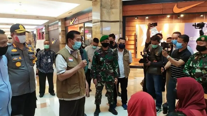 Wali Kota Pekanbaru meninjau operasi sebuah pusat perbelanjaan usai PSBB tidak diperpanjang lagi.