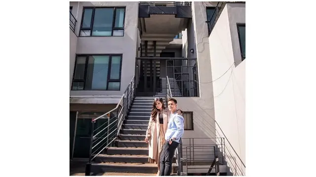 Keduanya tampak mesra saat mengabadikan momen di tempat syuting drakor Her Private Life.