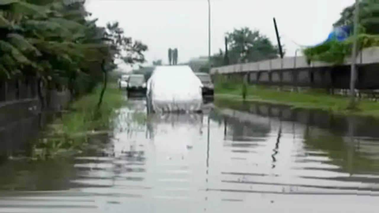 VIDEO: Banjir Rendam Mobil Penghuni Rusun Tipar Cakung