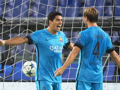 Striker Barcelona, Luis Suarez (kiri) merayakan gol yang dicetaknya bersama Ivan Rakitic dalam laga Grup E Liga Champions di Stadion Olimpico, Kamis (17/9/2015) dini hari WIB. (EPA/Claudio Peri)