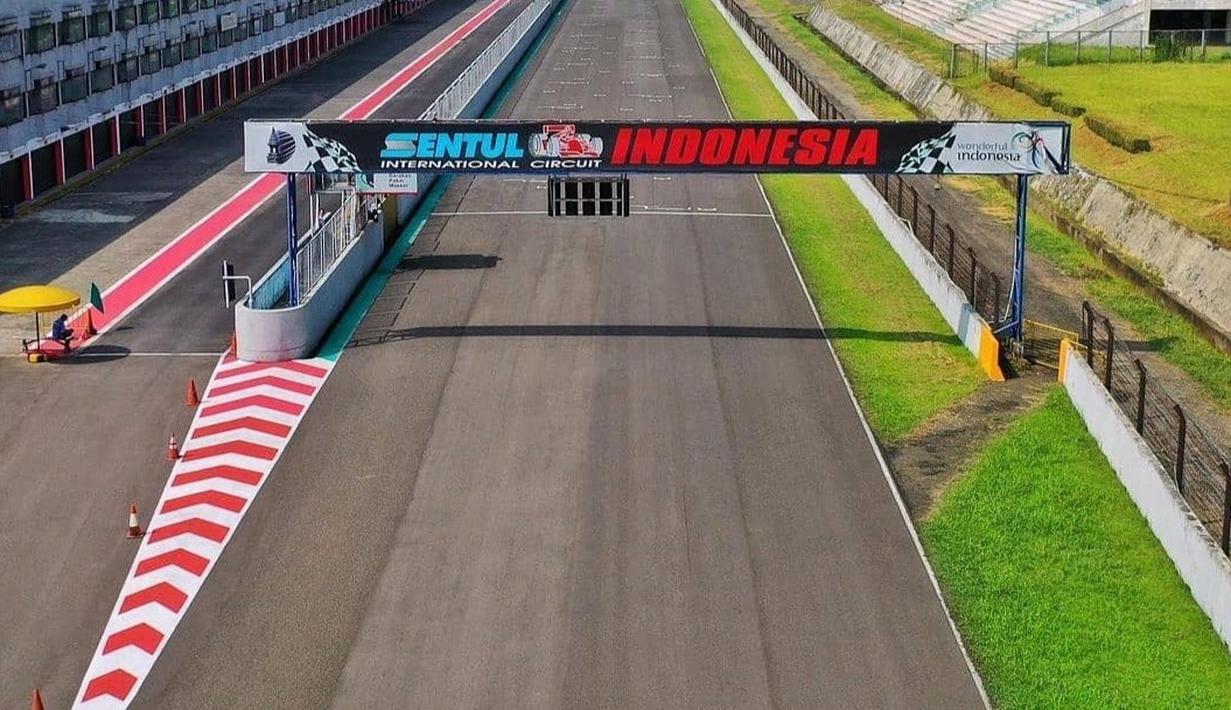 Sirkuit Sentul yang terletak di Kabupaten Bogor, Jawa Barat ini pasti sudah tidak asing di telinga masyarakat Indonesia. Sirkuit ini merupakan sirkuit permanen pertama yang bisa menghelat kejuaraan balap mobi, superbike, hingga formula. Balapan-balapan bergengsi international seperti GP500 dan A1 GP pernah digelar di sirkuit dengan panjang 3,9 km ini. Selain lintasan utama, Sirkuit sentul juga menyediakan 'Sentul Kecil' untuk balap road race dan gokart dengan panjang lintasan mencapai 1,2 km. (Source: Instagram/@sirkuitsentulbogor)