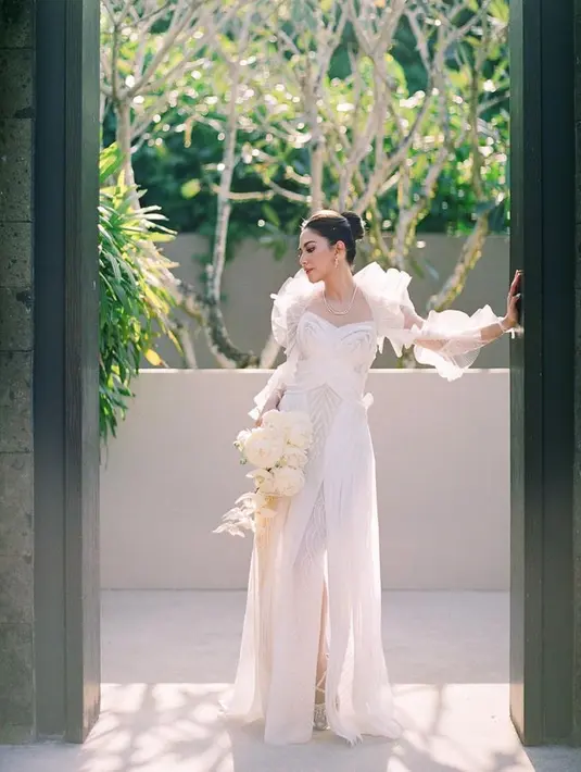 Jessica Mila memilih gaun putih rancangan Jeffry Tan sebagai dress finale dalam rangkaian pernikahannya. [Foto: Instagram @jscmila]