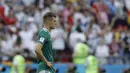 Wajah datar Toni Kroos saat timnya kalah 0-2 dari Korea Selatan pada laga grup F Piala Dunia 2018 di Kazan Arena, Kazan, Rusia, (27/6/2018). Kekalahan tersebut membuat Jerman gagal melju ke babak 16 besar. (AP/Michael Probst)