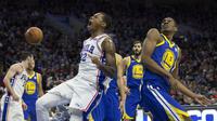 Penggawa Philadelphia 76ers, Richaun Holmes (kiri), menggelar selebrasi setelah memasukkan bola pada laga NBA 2017-2018 melawan Golden State Warriors di Wells Fargo Center, Sabtu (18/11/2017) atau Minggu (19/11/2017) WIB. (AFP/Rob Carr)