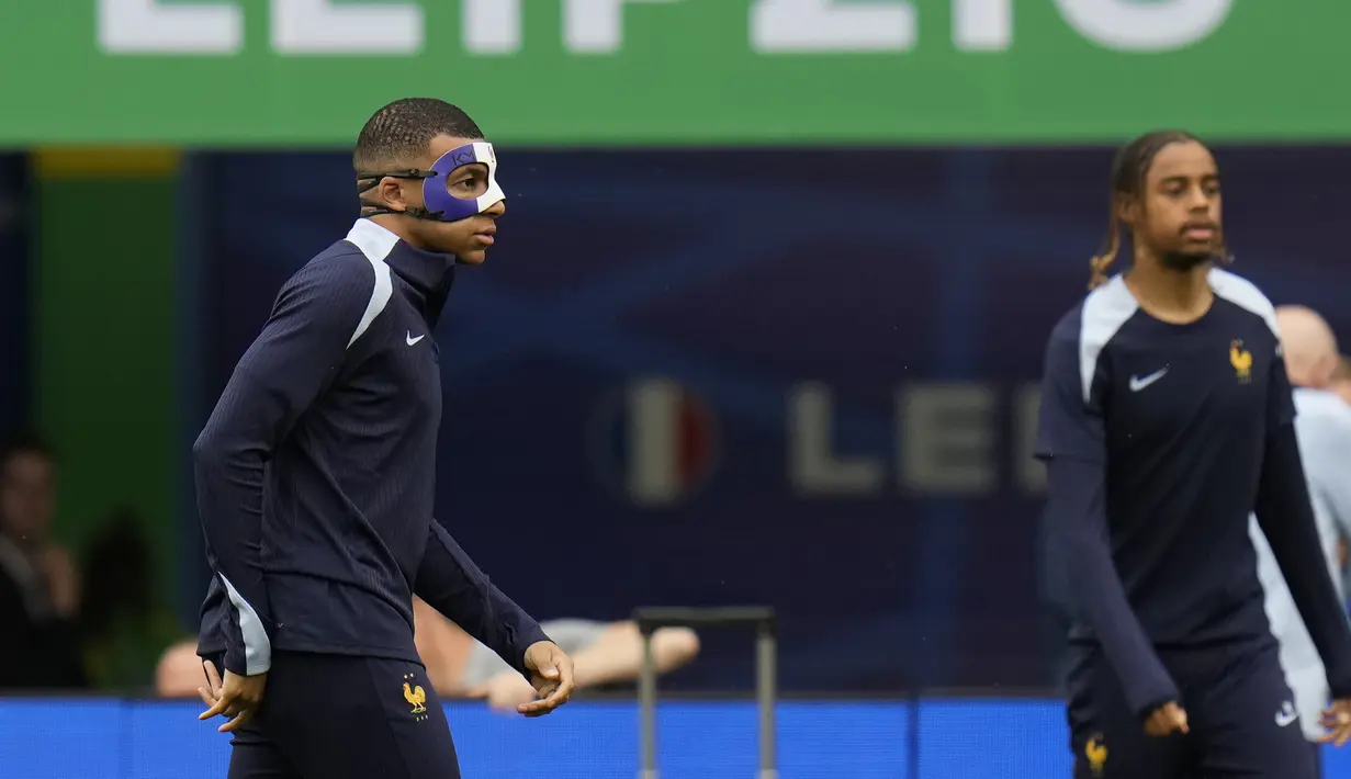 Kylian Mbappe, yang mengalami patah hidung pada laga melawan Timnas Austria, kemungkinan besar akan tetap dimainkan saat menghadapi Timnas Belanda. (AP Photo/Hassan Ammar)