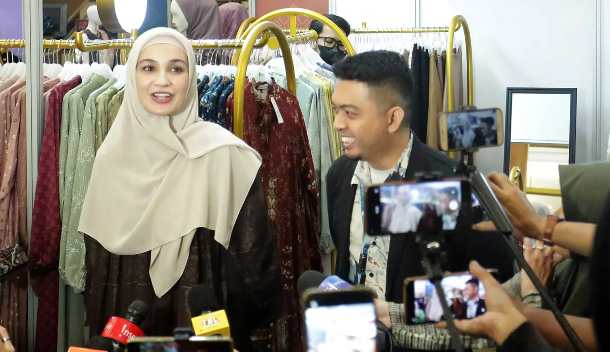 Ishana Dress menjadi outfit spesial koleksi Nobby yang dikenakan Shireen Sungkar di acara IFW 2023. Busana Shireen yang tampil classy dengan tema bold look, menjadikannya tampil anggun sebagai brand ambassador Nobby. [Foto: Bambang E Ros/Fimela.com]