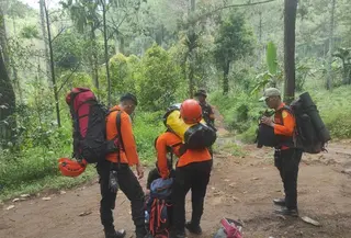 TIm SAR menemukan mahasiswa ITB yang hilang dua hari di Gunung Puntang. (Antara)