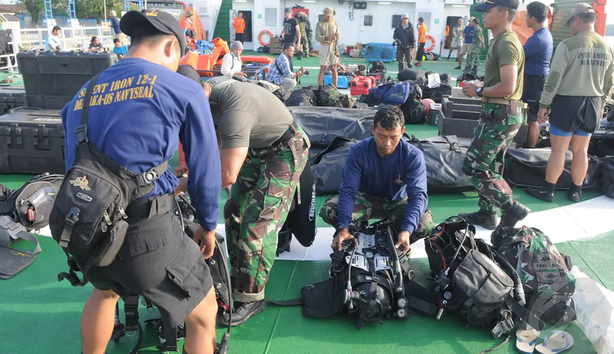 Hari kelima pencarian AirAsia QZ8501 di Selat Karimata, para penyelam tampak kembali menyiapkan alat, Kamis (1/1/2015). (Liputan6.com/Herman Zakharia)