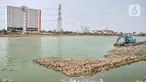 Petugas SDSDA menggunakan ekskavator mengerjakan pembangunan Waduk Belibis, Semper Barat, Cilincing, Jakarta Utara, Rabu (13/10/2021). Progres pembangunan Waduk Belibis yang dibangun sejak Oktober 2020 sebagai upaya pengendalian banjir telah mencapai 80 persen. (merdeka.com/Iqbal S. Nugroho)