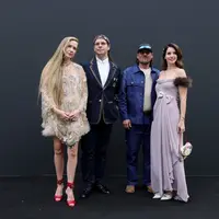 Biasanya identik dengan gaya boho yang dreamy, Lana Del Rey tampil berbeda kali ini. Mengenakan gaun lilac lembut dengan detail lengan berbulu dan drapery anggun, penyanyi Born to Die itu memancarkan aura glamor klasik seperti bintang film era 1940-an. Busana ini menegaskan sisi romantis dan sinematik yang terasa sangat “Valentino by Michele.” [Dok/Valentino].