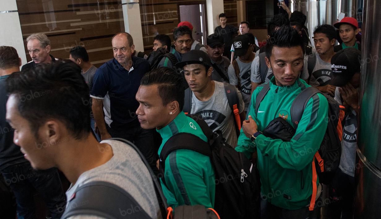 Gelandang Timnas Indonesia, Bayu Pradana bersama rekan-rekan saat akan keberangkatan menuju Vietnam di Hotel Lor In, Jawa Barat, Minggu (4/12/2016). (Bola.com/Vitalis Yogi Trisna)