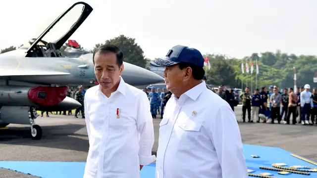 Presiden Joko Widodo atau Jokowi bersama Menteri Pertahanan meninjau alat utama sistem persenjataan (alutsista) TNI di Pangkalan TNI AU Iswahjudi, Kabupaten Magetan, Jawa Timur, Jumat (8/3/2024). (Biro Pers Kepresidenan).