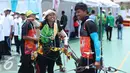 Pemanah Jatim, Eka Yuliana (tengah) berbincang dengan Riau Ega Agata S usai memastikan meraih emas di kelas Recurve Individual Putra Putri PON XIX Jabar di Lapangan Panahan Si Jalak Harupat, Kab Bandung, Rabu (21/9). (Liputan6.com/Helmi Fithriansyah)