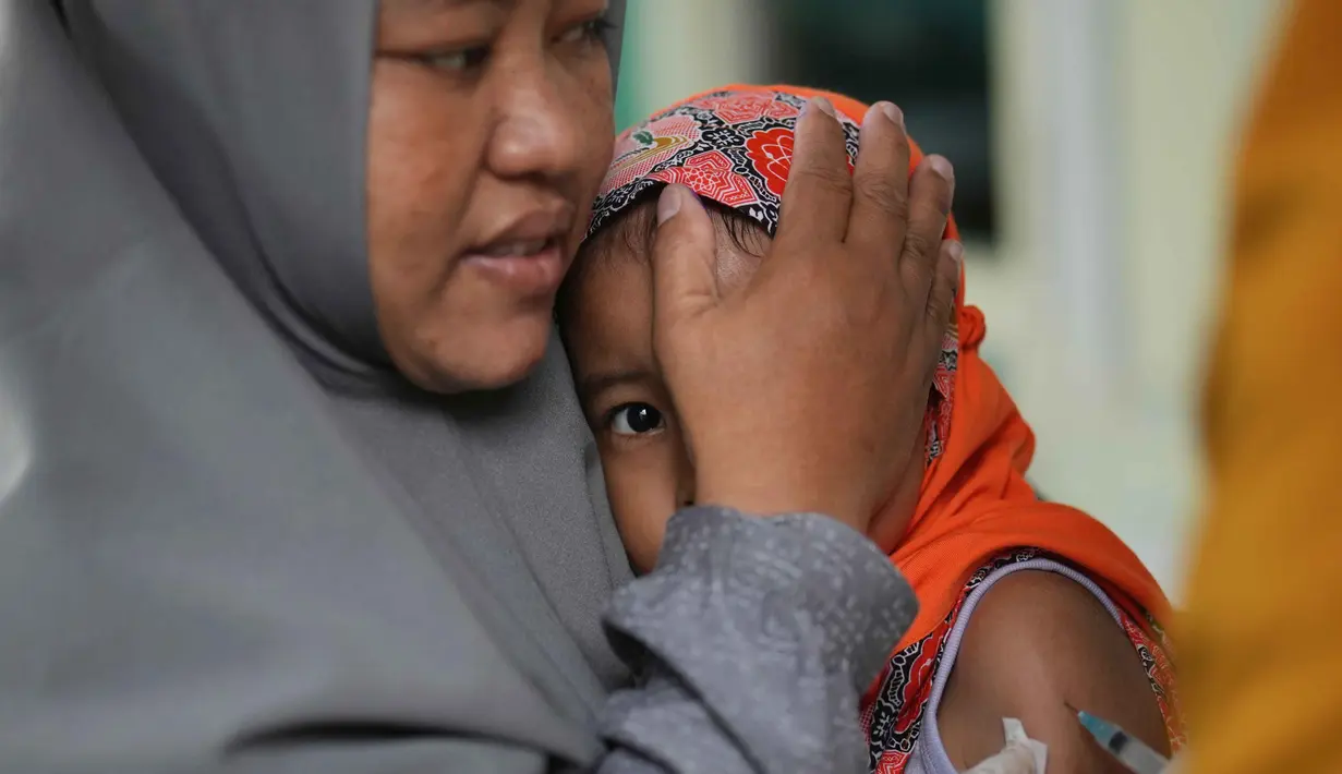 Menteri Kesehatan RI Budi Gunadi Sadikin mengungkap, penyakit campak menjadi ancaman serius dan disebut-sebut sebagai salah satu penyakit yang paling menular. (AP Photo/Dita Alangkara)