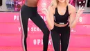 Dua model Victoria's Secret, Zuri Tibby dan Rachel Hilbert berpose saat peluncuran Sports Bra di Columbus, Ohio, (5/10). Peluncuran Sports Bra ini bertajuk Victoria's Secret PINK. (AFP Photo/Dimitrios Kambouris)