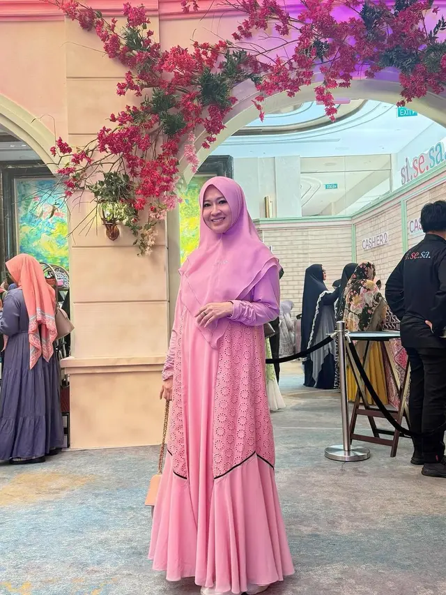 Potret Okie Agustina Bersama Sahabat (sumber : Instagram/@okieagustina_)
