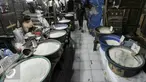 Pedagang beras menunggu pembeli di pasar tradisional Pasar Minggu, Jakarta, Senin (11/7). Pasca libur lebaran 2016, aktifitas jual-beli di pasar tradisional masih sepi. (Liputan6.com/Yoppy Renato)
