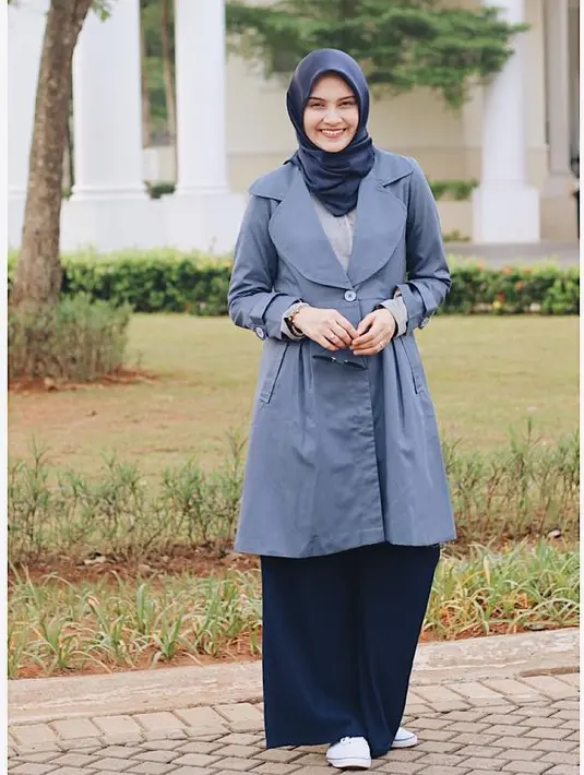 Tampilan Zee Zee kali ini cocok banget dipakai bekerja, apa lagi untuk kamu yang berprofesi sebagai guru. Gaya hijabnya pun sangat sederhana dengan mengikatnya di bagian belakang. (Instagram/zeezeeshahab)