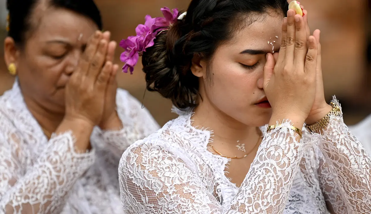 Seperti diketahui, perayaan Galungan ini diperingati setiap 6 bulan atau 210 hari sekali. (Photo by SONNY TUMBELAKA / AFP)