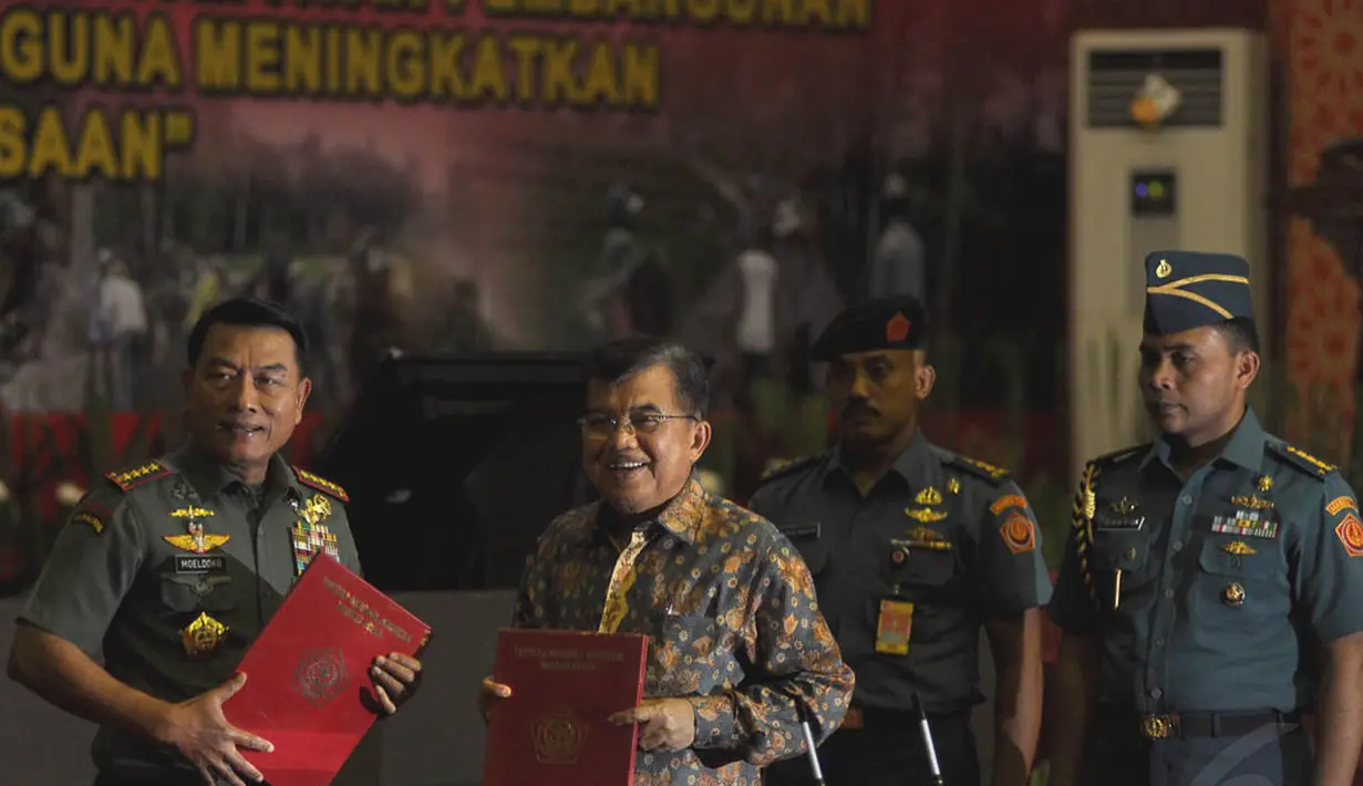 Penandatangan nota kesepahaman ini dimaksudkan untuk melanjutkan kerjasama PMI dan TNI soal donor darah dan bantuan bencana alam, Jakarta, Kamis (11/12/2014). (Liputan6.com/Miftahul Hayat)