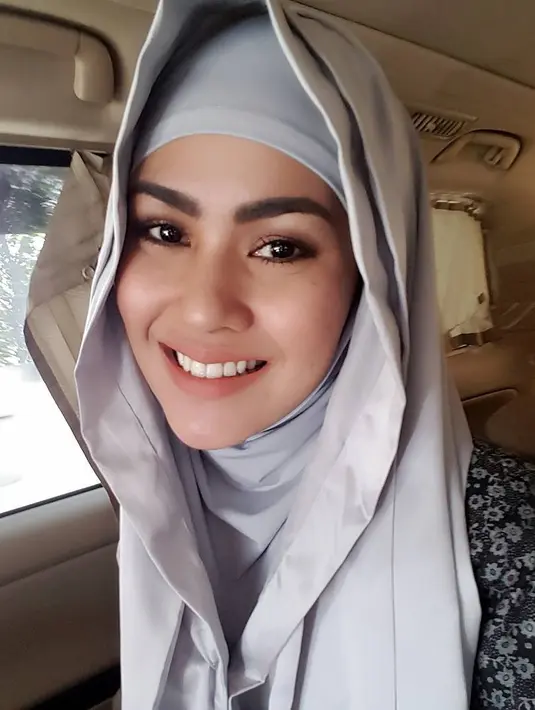 Bahkan wanita yang mengawali kariernya dengan menjadi presenter ini memperlihat keseriusannya untuk berhijab. Ia memutuskan untuk menghapus semua foto saat ia tak mengenakan hijab. (Foto: instagram.com/kartikaputriworld)