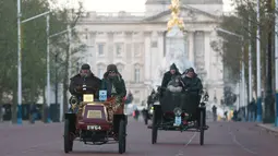 Iringan rombongan peserta yang mengendarai mobil klasik saat mengikuti tur tahunan dengan mobil veteran dari London ke Brighton di London, Inggris (6/11). Lebih dari 400 mobil klasik ikut memeriahkan acara tahunan ini. (Reuters/Neil Balai)