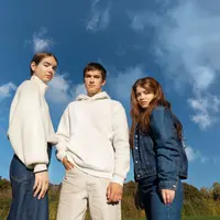 Selama ini, hoodie sering dianggap sebagai pakaian kasual yang hanya cocok dipakai saat olahraga, hangout santai, atau sekadar bersantai di rumah. Padahal, fashion item ini sebenarnya punya potensi besar untuk tampil lebih versatile. (foto/dok: freepik)