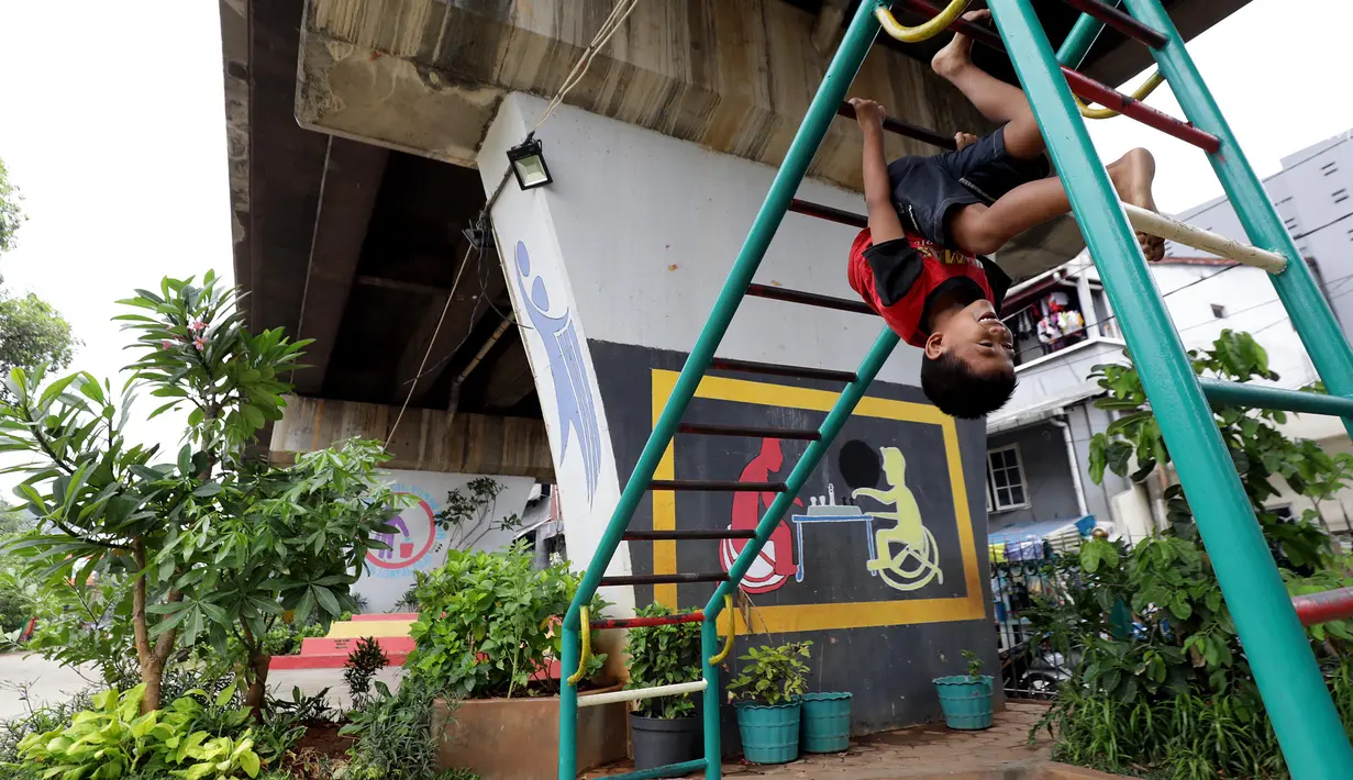 Seorang anak bermain di RPTRA Madusela, Jakarta, Senin (12/11). Pemkot DKI Jakarta menghentikan pembangunan RPTRA akan tahun 2019, pembangunan sebagian RPTRA menggunakan dana APBD DKI dan hanya dianggarkan sampai APBD 2018. (Liputan6.comm/Johan Tallo)