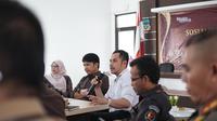 Ketua KPUD Garut Dian Hasanudin memimpin rakor persiapan debat terakhir pilkada Garut 2024 yang diselenggarakan secara live melalui televisi nasional petang nanti. (Liputan6.com/Jayadi Supriadin)