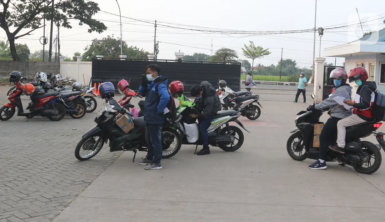 Pengendara motor bersiap pergi usai pemeriksaan tes Swab antigen di pos pemeriksaan kesehatan, Cikarang, Kabupaten Bekasi, Sabtu (22/5/2021). Ada 14 orang dari 4.406 pengendara motor yang terindikasi positif COVID-19 pada arus balik tanggal 16-22 Mei 2021. (Liputan6.com/Herman Zakharia)