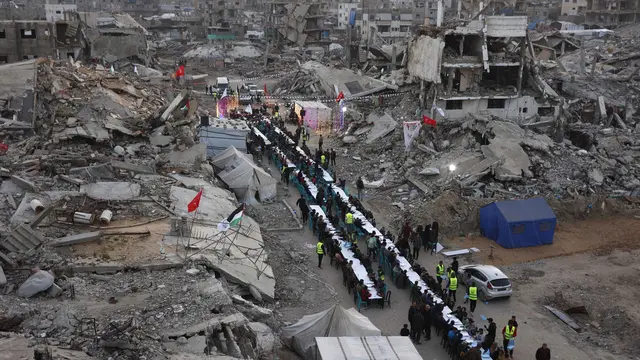 Di Antara Bangunan yang Hancur, Warga Gaza Berbuka Puasa Bersama