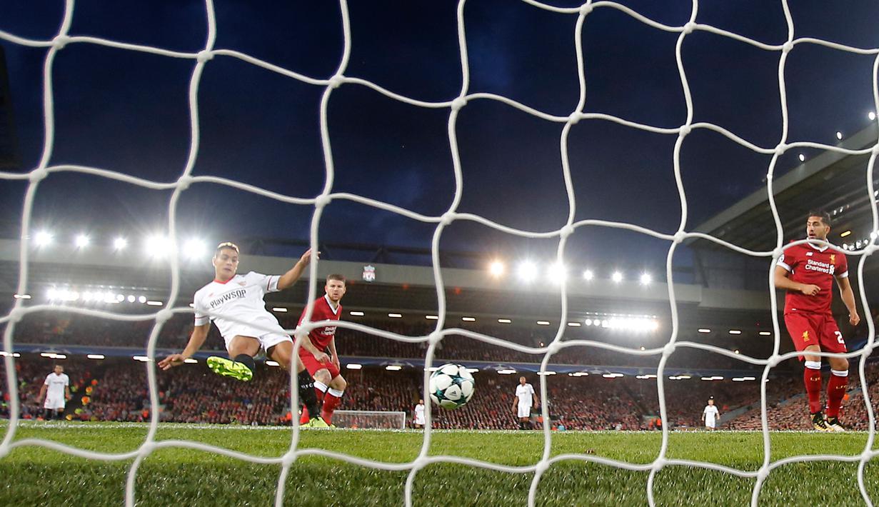 Pemain Sevilla, Wissam Ben Yedder berhasil membobol gawang Liverpool dalam laga Grup E Liga Champions di Stadion Anfield, Rabu (13/9). Sevilla berhasil menahan imbang Liverpool dengan skor 2-2. (AP Photo/Frank Augstein)