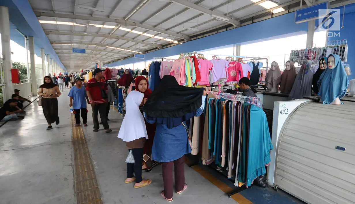 Suasana jembatan penyeberangan multiguna atau skybridge Tanah Abang, Jakarta, Rabu (8/5). Hari ketiga puasa bulan Ramadan, Warga Jakarta dan penyangga sekitarnya sudah mulai berbelanja pakaian muslim dengan harga yang murah untuk kebutuhan sendiri atau dijual kembali. (Liputan6.com/Herman Zakharia)