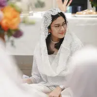 Dian tampak mengenakan anting-anting silver. Wajahnya dipoles makeup hanya tampak lipstik matte coral. Aura inner beauty terpancar di ulang tahunnya. [@therealdisastr]