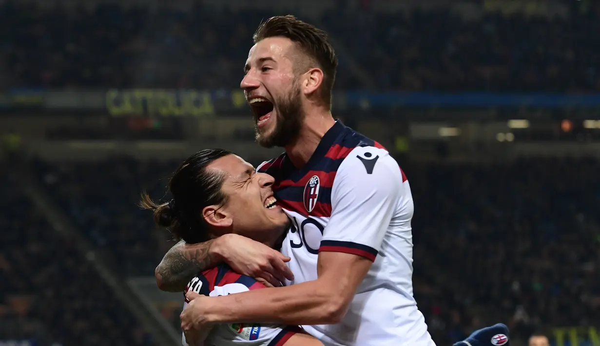 Selebrasi Federico Santander usai membobol gawang Inter Milan pada lanjutan Serie A yang berlangsung di stadion Giuseppe Meazza, Milan, Minggu (3/2). Inter Milan kalah 0-1 kontra Bologna. (AFP/Miguel Medina)