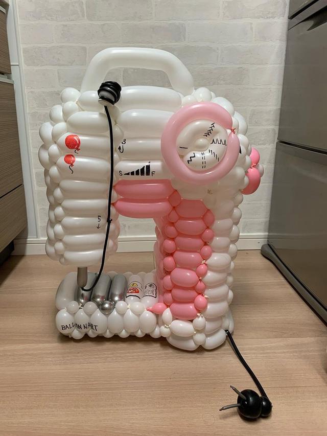 6 Karya Seni Balon Bentuk Benda Rumah Tangga Ini Kreatif Banget