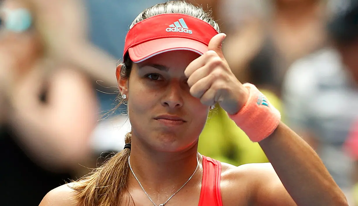 Petenis putri asal Serbia, Ana Ivanovic melakukan selebrasi usai memenangkan pertandingan putaran pertama melawan petenis Australia Tammi Patterson di Australia Open 2016 di Melbourne Park, Australia, (19/1/2016). (REUTERS/Issei Kato)