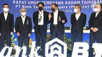 Direktur Utama Bank BTN Haru Koesmahargyo (ketiga kanan) dan Komisaris Utama Bank BTN Chandra M Hamzah (ketiga kiri) berbincang dengan jajaran direksi dan komisaris usai Rapat Umum Pemegang Saham Tahunan (RUPST) Bank BTN di Jakarta, Rabu (2/3/2022). (Liputan6.com/HO/BTN)